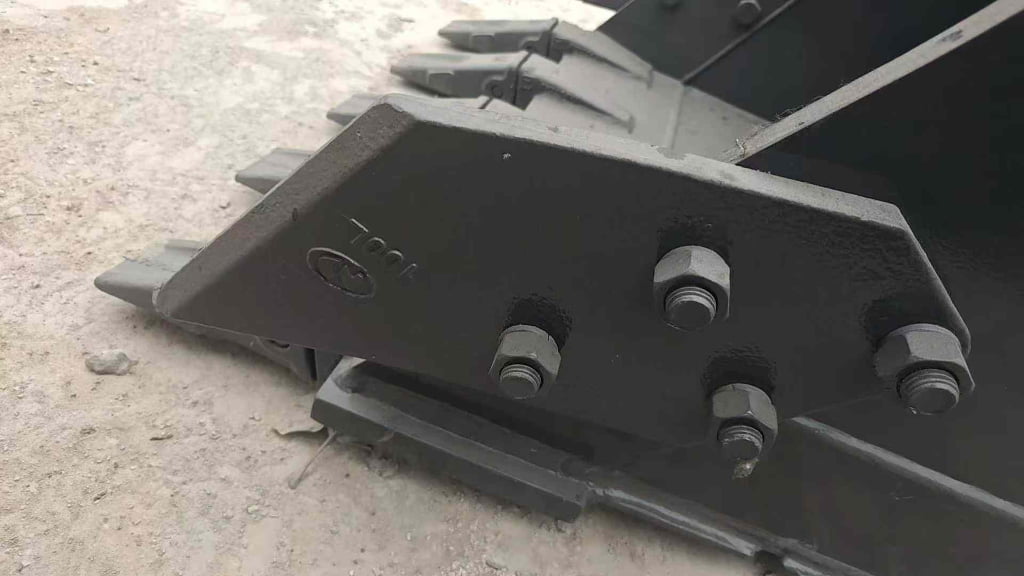 XCMG 75 Bucket Teeth / Cutting Edge spare parts photo 2