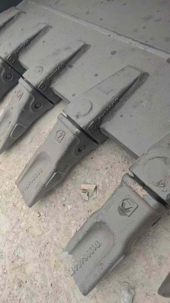 XCMG 75 Bucket Teeth / Cutting Edge spare parts photo 4