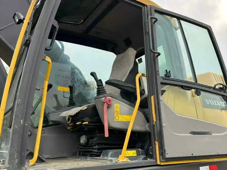 Cabin and electronics inspection of used Volvo excavator