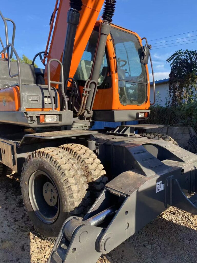 Doosan DX210W cab exterior, tires and stabilizer