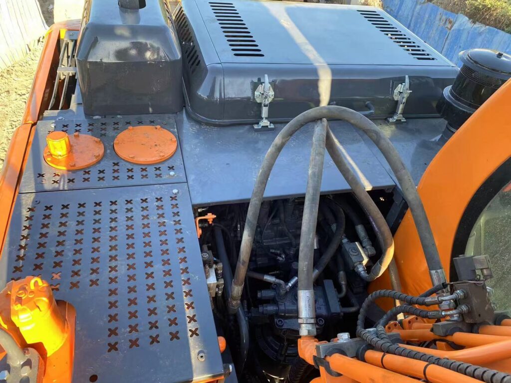 Upper platform and hydraulic hose details on the refurbished Doosan DX210W
